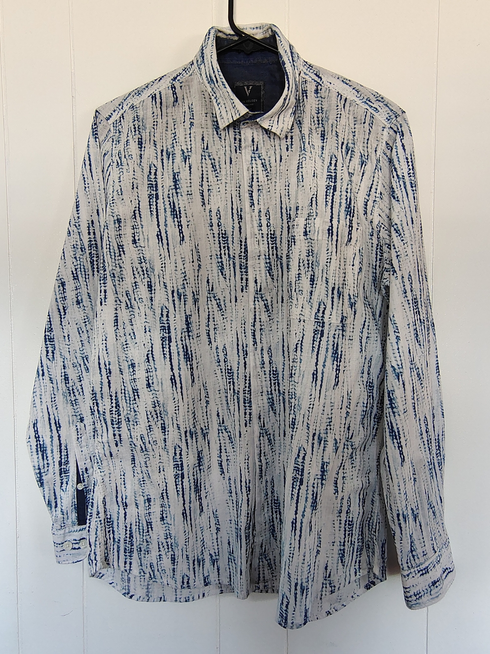 Van Heusen White and Blue Textured-Stripe Button-Up Shirt Size 40 (M/L).